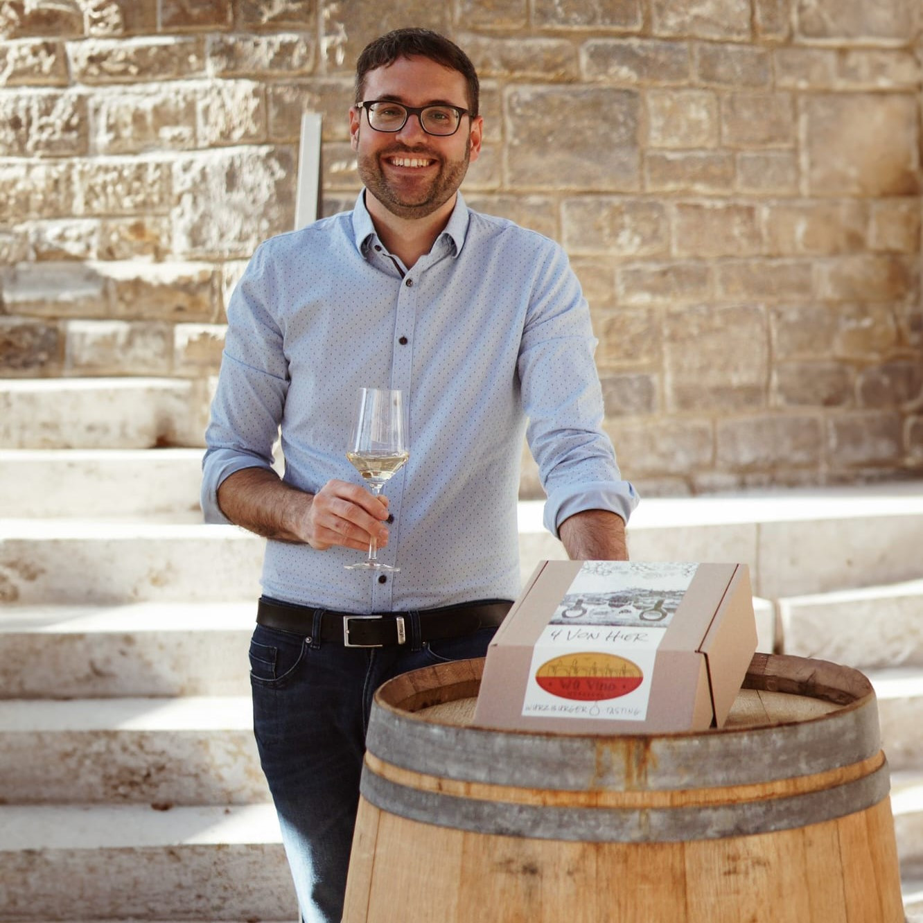 Gründer von Wue Vino mit Weinpaket